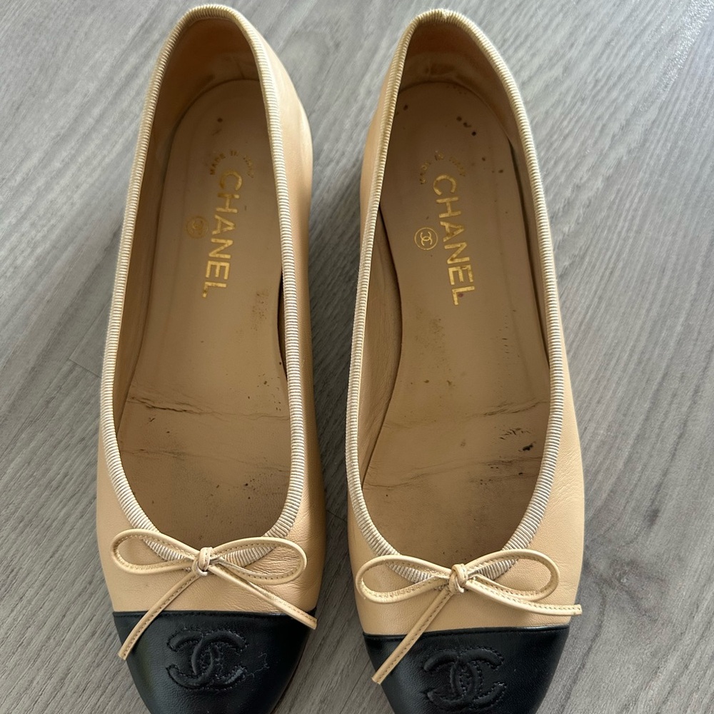 Chanel Women's Black and Tan Ballet Flats - Picture 2 of 7